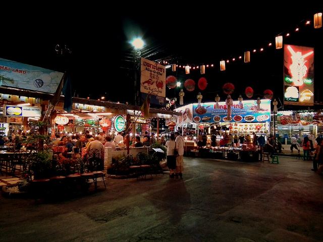 CHIANG MAI NIGHT BAZAAR THAILAND FEB 2012 (6869571256)