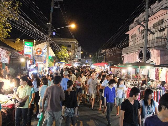 Chiangmai walking street (Saturday only, Wualai Rd.) - panoramio (2)