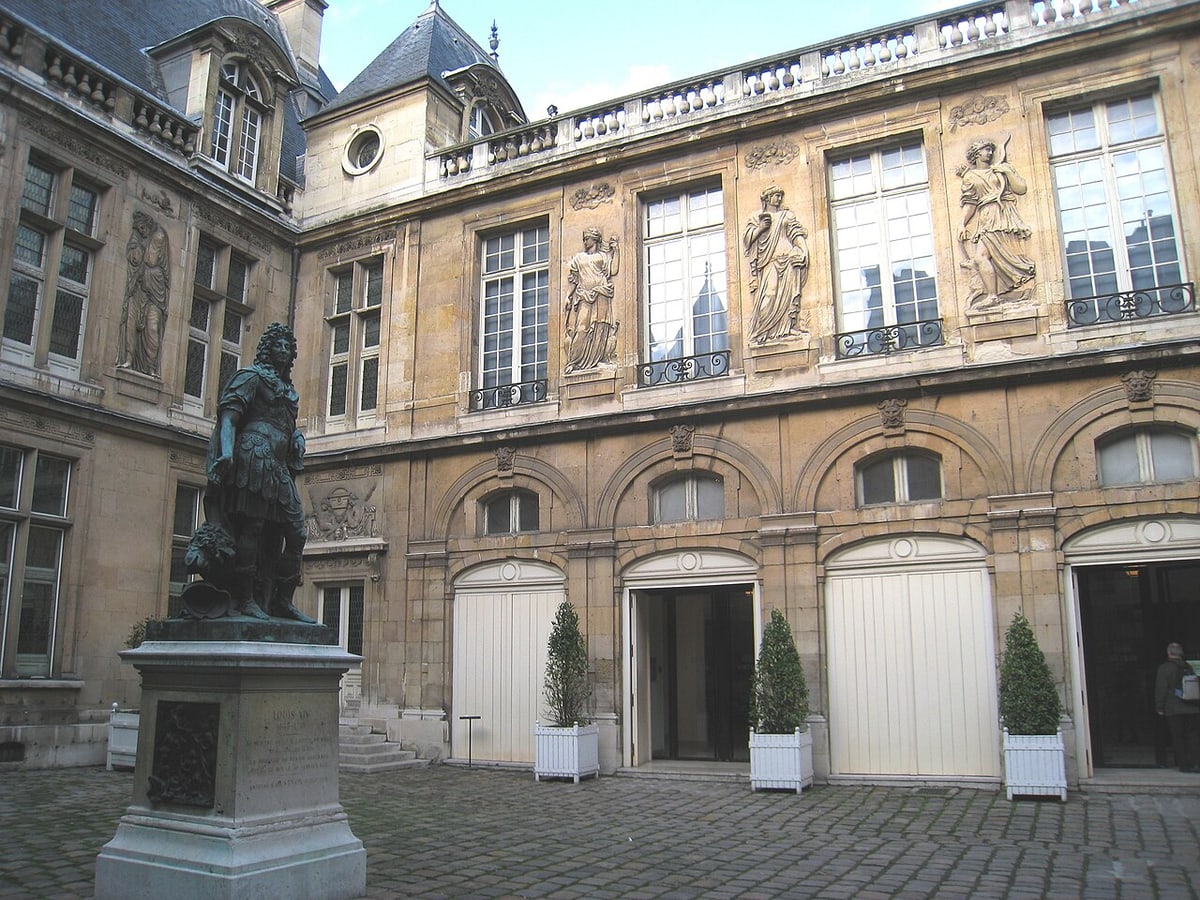Courtyard and exterior façade of Musée Carnavalet in Paris