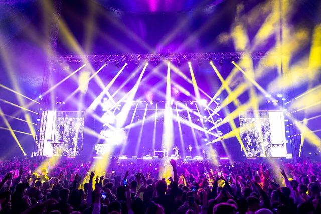 Beach-Please-2022-crowd-stage-lights-night-performance