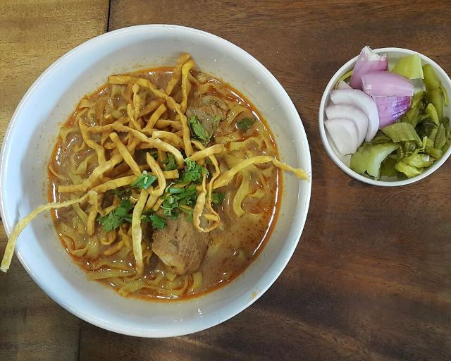 Khao Soi Northern Thai food ข้าวซอย ผักดอง